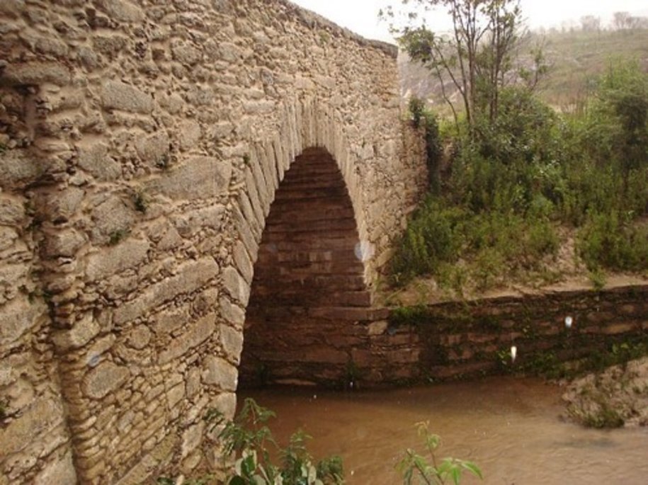 Ponte da Caveira, localizada em Ouro Preto - MG. Imagem: ipatrimonio.org/ouro-preto-ponte-da-caveira/#!/map=38329