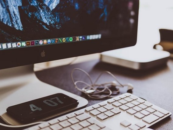 Mesa com tela de computador