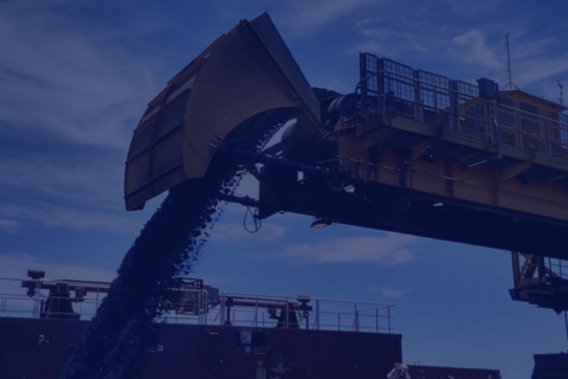 Máquinas de mineração a céu aberto cospem pedras