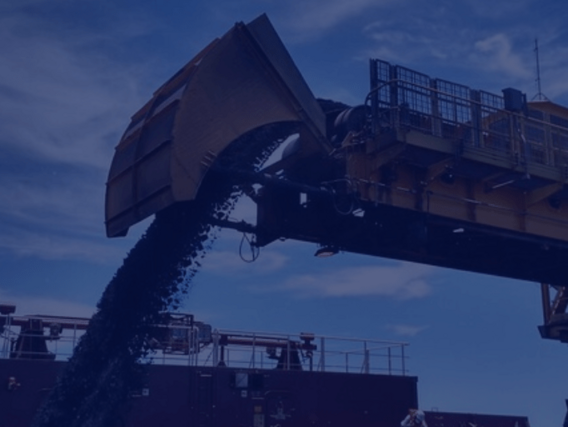 Máquinas de mineração a céu aberto cospem pedras