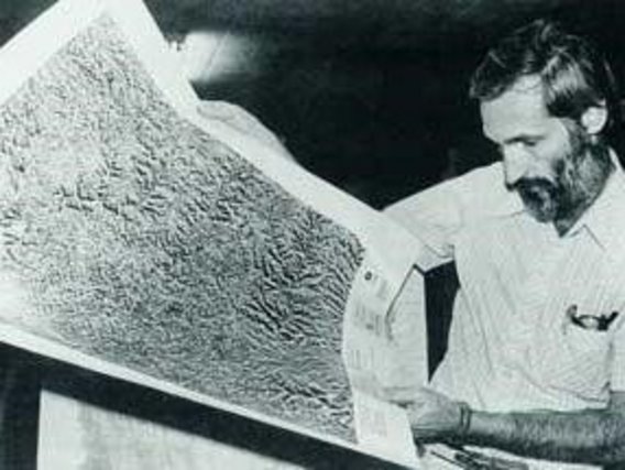 Joaquim Eduardo Witgen Barbosa analisando uma carta obtida pelo projeto Radam – Brasil. Fonte: http://www3.inpe.br/50anos/linha_tempo/67.html