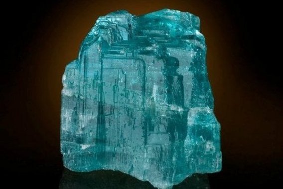 Uma pedra preciosa azul pode ser vista