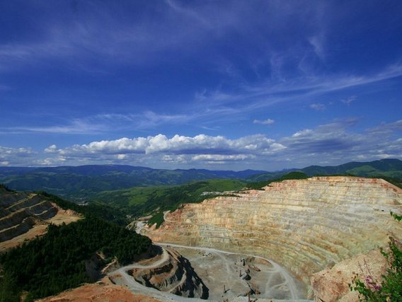 Mina a céu aberto com colinas arborizadas