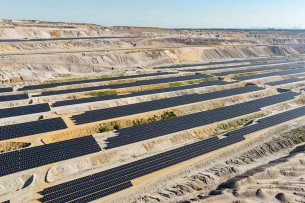 Em uma mina a céu aberto abandonada, painéis solares foram instalados em fileiras.