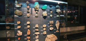 Várias pedras em uma vitrine de vidro