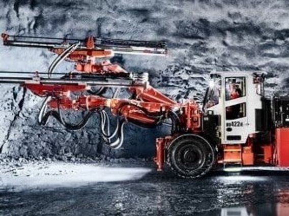 Equipamento de perfuração de mineração em uma mina