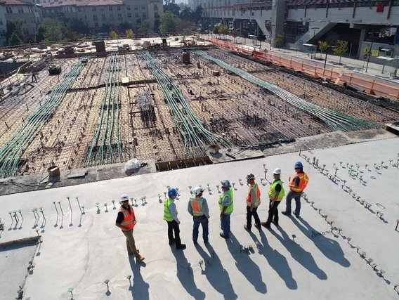 Um grupo de trabalhadores da construção civil em um canteiro de obras