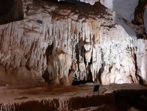Figura: Interior da Gruta da Lapinha, destacando as formações de espeleotemas, localizada no Parque Estadual do Sumidouro, Lagoa Santa - MG. Fonte: MAPA CULTURAL LAGOA SANTA. Disponível em: https://parqueestadualdosumidouro.com.br. Acesso em: 11 jun. 2026.