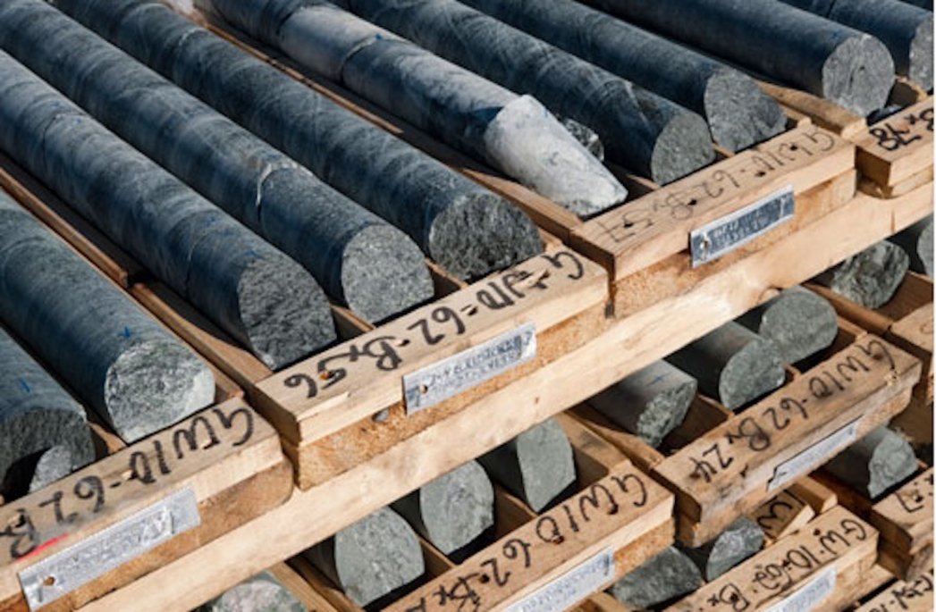 Os rolos de pedra ficam em caixas empilhadas umas sobre as outras