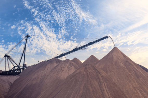 Maquinário de mineração a céu aberto e montanhas de terra