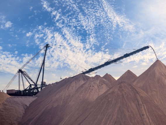 Maquinário de mineração a céu aberto e montanhas de terra
