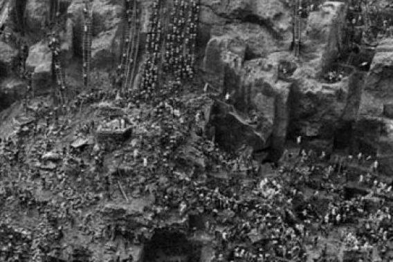 Trabalhadores se alinham nas encostas de uma mina