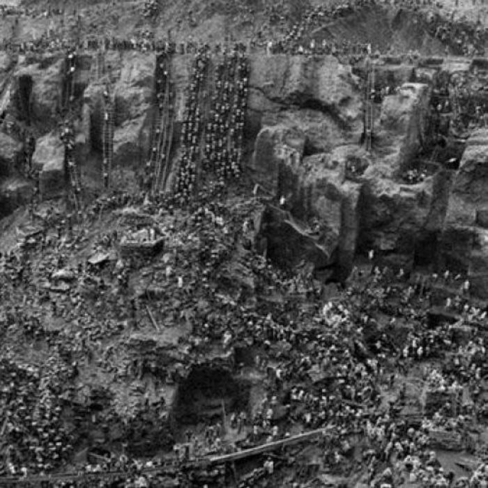 Trabalhadores se alinham nas encostas de uma mina