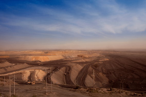Extensa paisagem de mineração a céu aberto