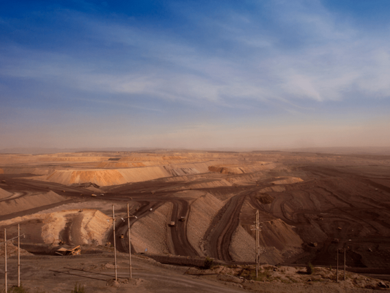 Extensa paisagem de mineração a céu aberto